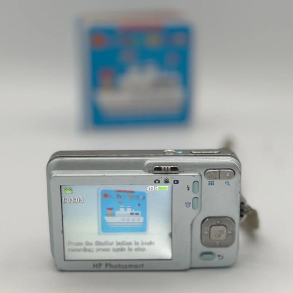 HP Photosmart R742 Digital Camera 7.0MP 3x Optical Zoom Ice Blue Tested Working